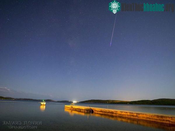 Sao băng Perseid ở một hồ nước tại Šibenik, Croatia.