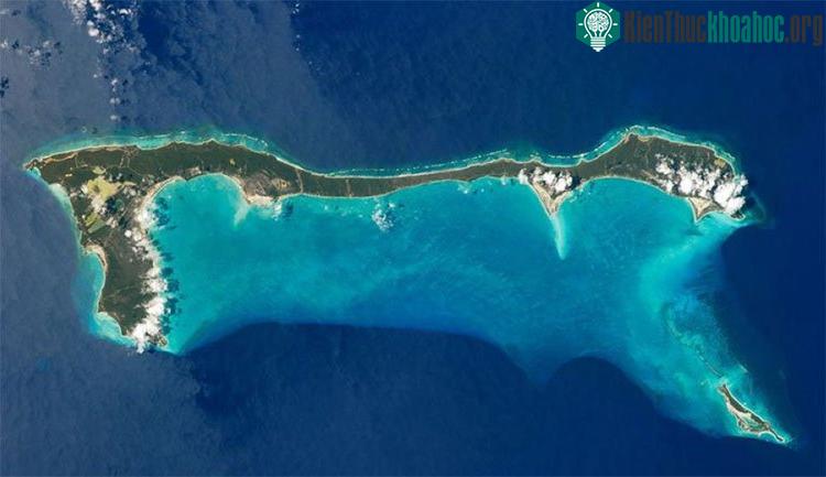 Đảo Cat, Quần đảo Bahamas được chụp từ Trạm Không gian Quốc tế vào năm 2011.