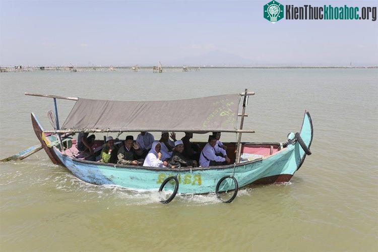 Khách du lịch hành hương đến ngôi mộ của Mudzakir.