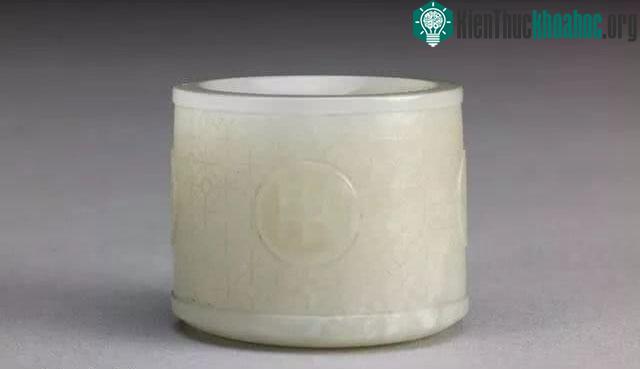 Nhẫn hộ tiễn bằng ngọc của vua Gia Khánh ngự dụng