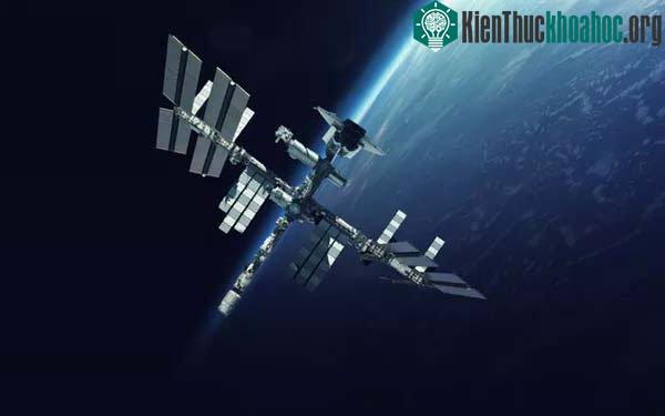 Trạm vũ trụ quốc tế (ISS) đang làm nhiệm vụ ở Quỹ đạo Trái đất tầm thấp.
