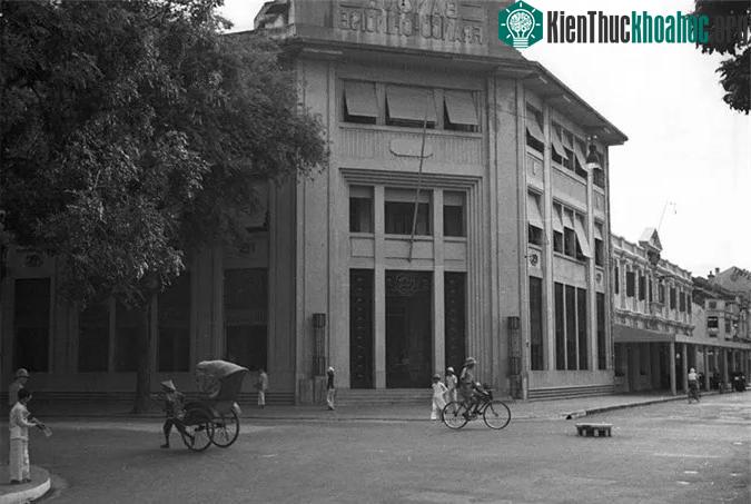 Đoạn ngã ba Tràng Tiền - Nguyễn Xí ngày nay có cùng góc chụp với bức ảnh trên.