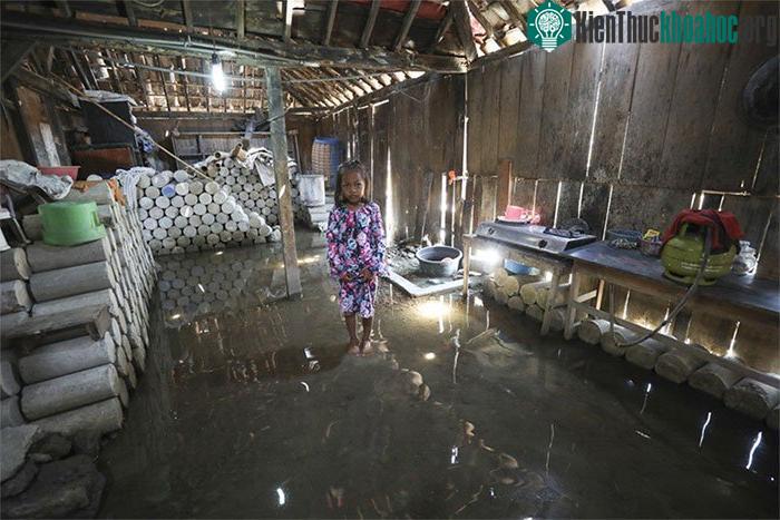 &nbsp;Cô bé Icha Fahesya Della, 9 tuổi, đứng trong ngôi nhà của mình ở Bedono
