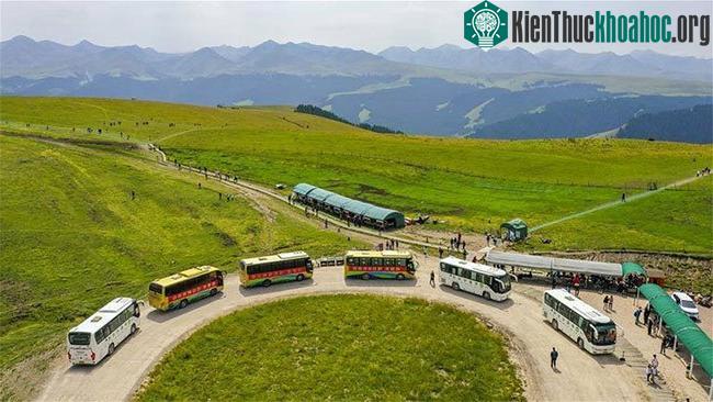 Rất đông du khách đến đây để ngắm cảnh, thả hồn vào thiên nhiên.