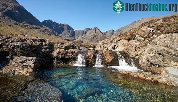 Hồ Tiên dưới chân núi Cuillin.