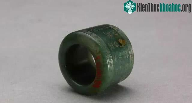 Nhẫn hộ tiễn bằng ngọc bích được Càn Long đề thơ