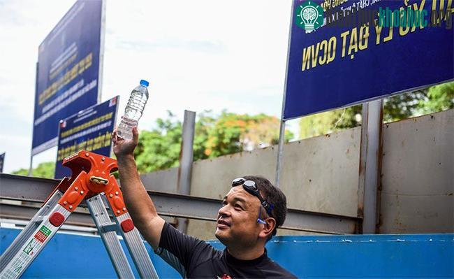 Ông Jun lấy mẫu nước tại bể này để so sánh với mẫu nước đóng chai đang được bán trên thị trường.