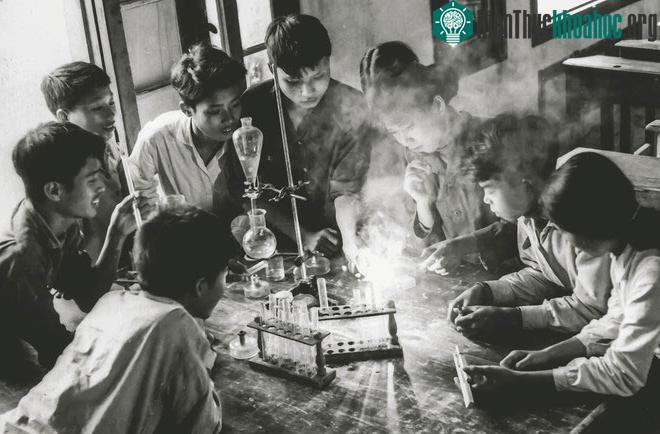 Học sinh lớp 12 trường Thái Phiên, Hải Phòng ở nơi sơ tán, năm 1971.