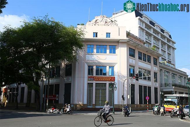 Tòa nhà này đến nay kiến trúc vẫn còn giữ được khá nguyên vẹn.