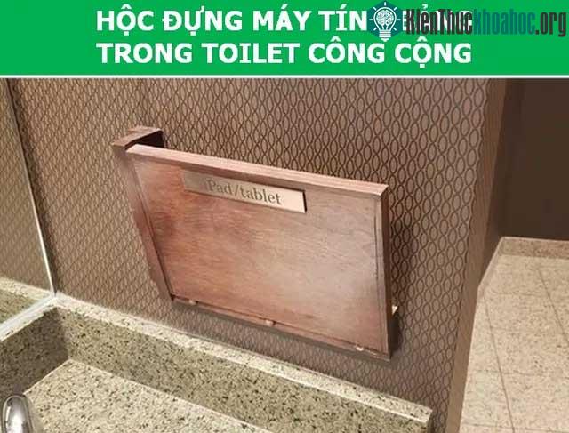 Hộc đựng máy tính bảng trong toilet công cộng