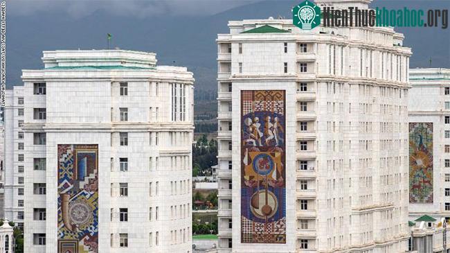 hành phố ngập tràn trong đá hoa cương trắng