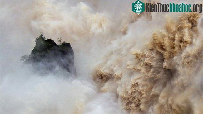 Nước tuôn xối xả ở thác Barron, Queensland trong mùa lũ