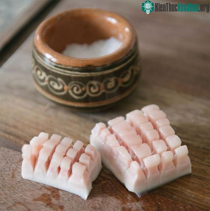 Một món khai vị phổ biến trên đảo có tên beluga mattak