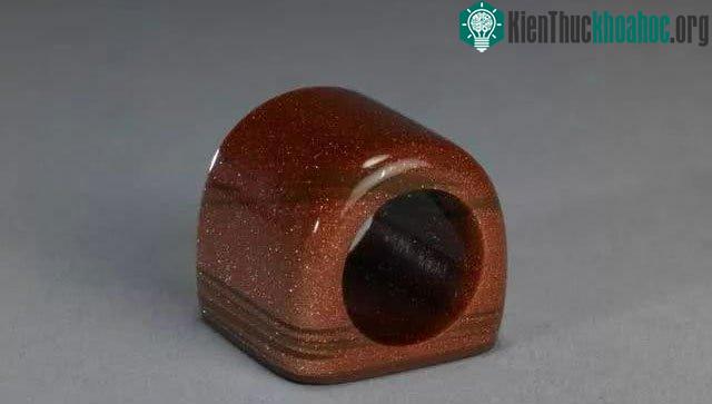 Nhẫn hộ tiễn thủy tinh đế bằng thời Thanh