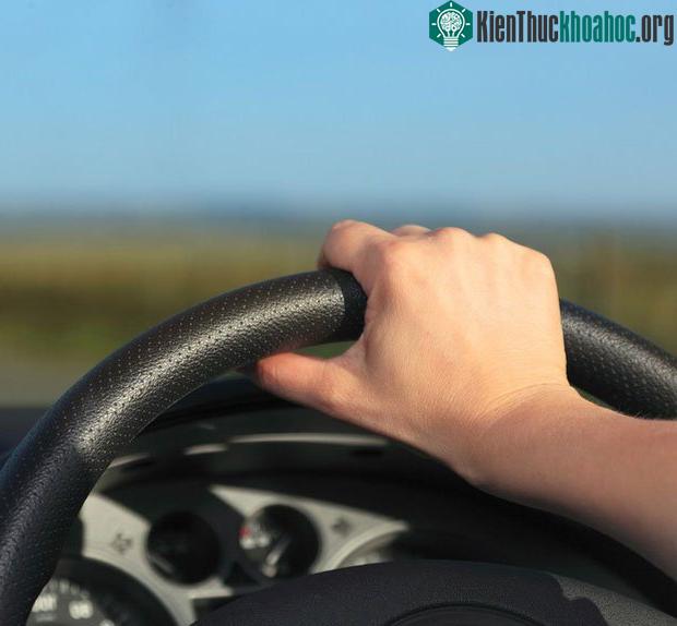 Thuận tay trái lái xe tốt hơn