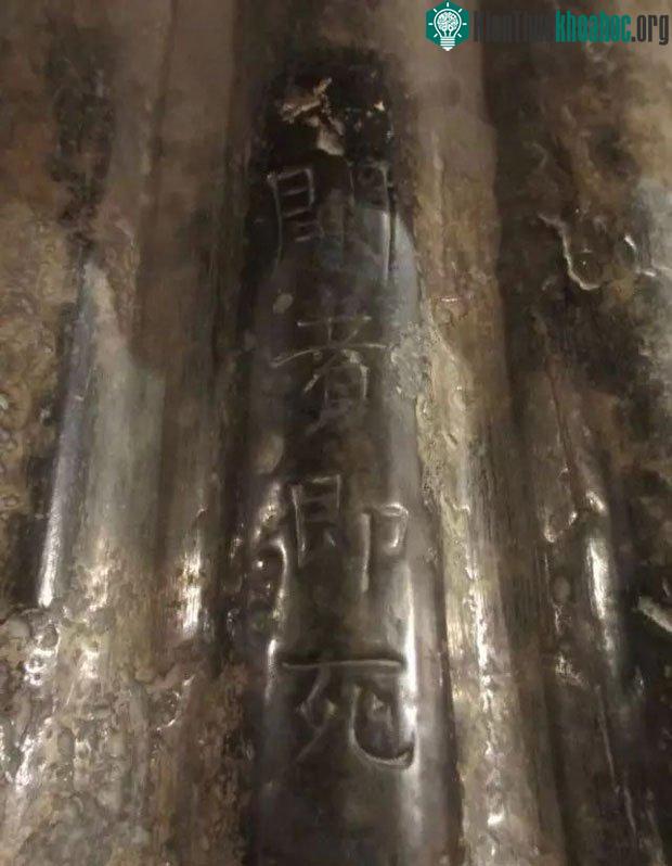 Bốn chữ "khai giả tức tử" được khắc trên nắp quan tài khiến nhiều người rùng mình và tin rằng đó là lời nguyền.