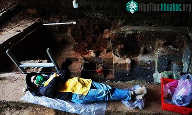 Giấc trưa mệt nhoài của những nhà khoa học tuổi 70, thậm chí gần 80 ngay trên miệng hố&nbsp;