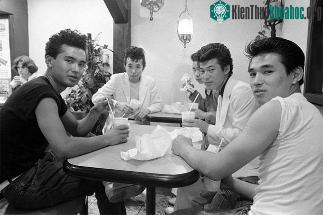 Các thanh niên Nhật Bản trong một quán bán đồ ăn nhanh.