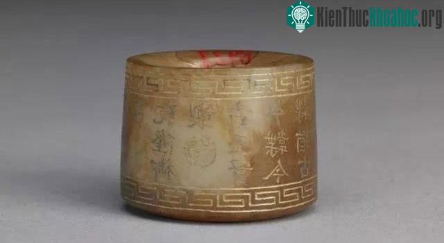 Nhẫn ngự đề thanh ngọc của Càn Long