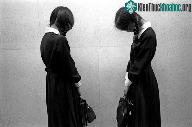 Nữ sinh trung học Tokyo ngại ngùng khi được chụp ảnh.