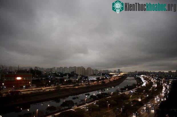Các nhà khí tượng khẳng định tình trạng trên là do khói mù từ vụ cháy rừng thảm kịch