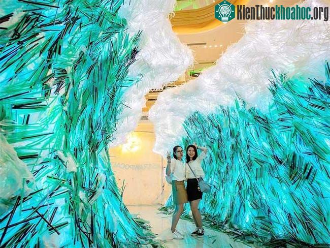 Tác phẩm làm bằng ống hút cao hơn 3m nhằm nâng cao nhận thức của con người về tác hại của việc sử dụng rác thải nhựa