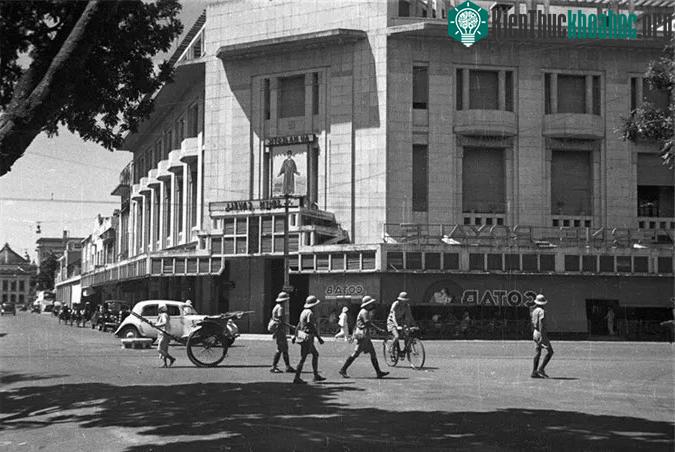 Tòa nhà đối diện cửa hàng bách hóa Grands Magasins.