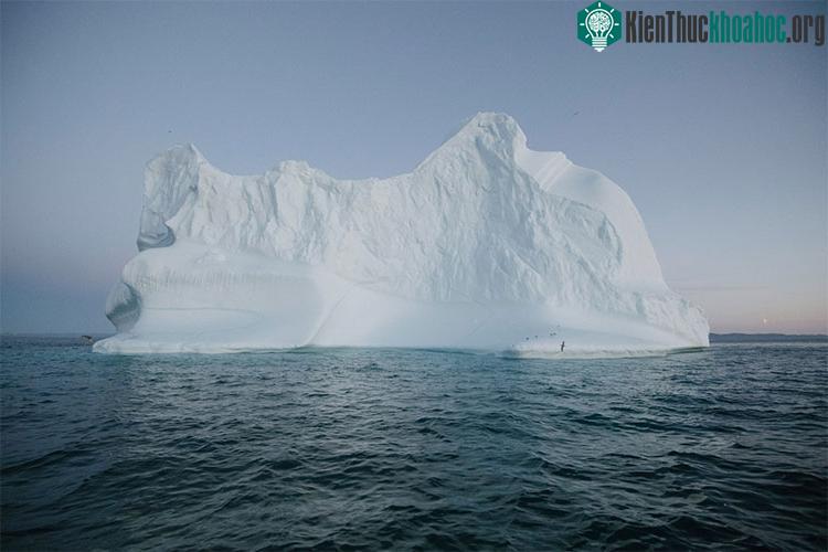 Một tảng băng trôi ra khỏi khối băng Greenland, gần làng Ilulissat.