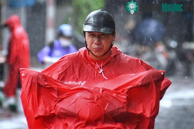 Người tham gia giao thông vất vả đi lại trong thời tiết gió bão