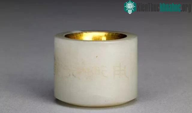 “Đạo quang ngự dụng” – nhẫn khắc chữ Hỉ làm bằng thanh ngọc“​​​​​