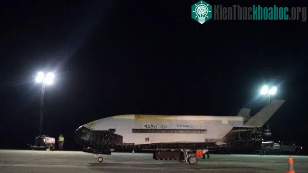 Máy bay X-37B đáp thành công xuống Trung tâm vũ trụ Kennedy hôm 27/10.