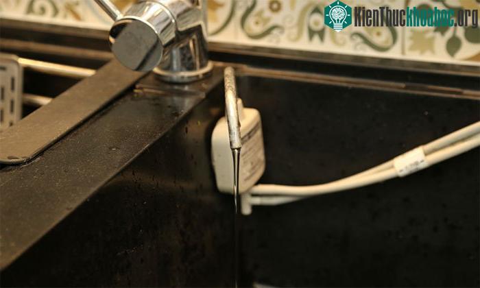 Nước không tự ướt nhưng có thể làm cho các vật liệu rắn khác bị ướt.