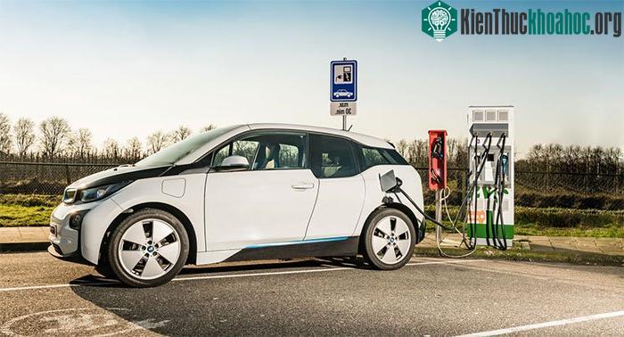 Thời gian sạc lâu khiến xe điện khó cạnh tranh với xe chạy bằng xăng dầu