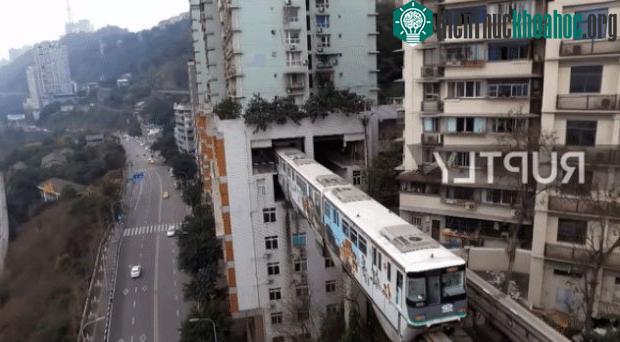 Tàu hỏa hàng ngày chạy xuyên qua tòa chung cư và mọi sinh hoạt của người dân vẫn diễn ra bình thường.