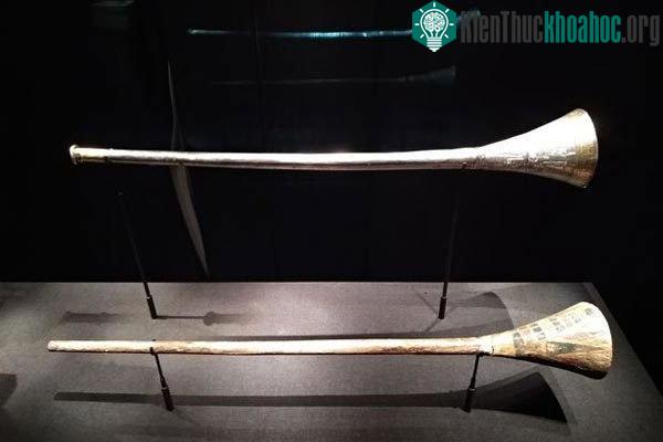 Cặp kèn của Vua Tut gồm một chiếc bằng bạc và một chiếc bằng đồng. (Ảnh: Wikipedia).