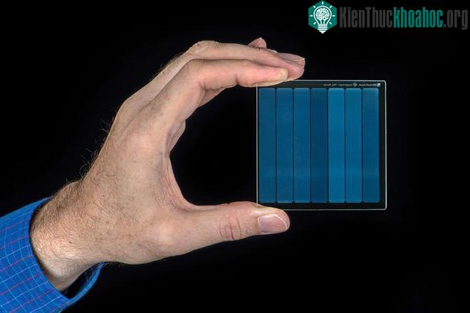 Bộ phim Superman bản 1978 được lưu vào một miếng kính có kích cỡ 75x75x2 milimet.