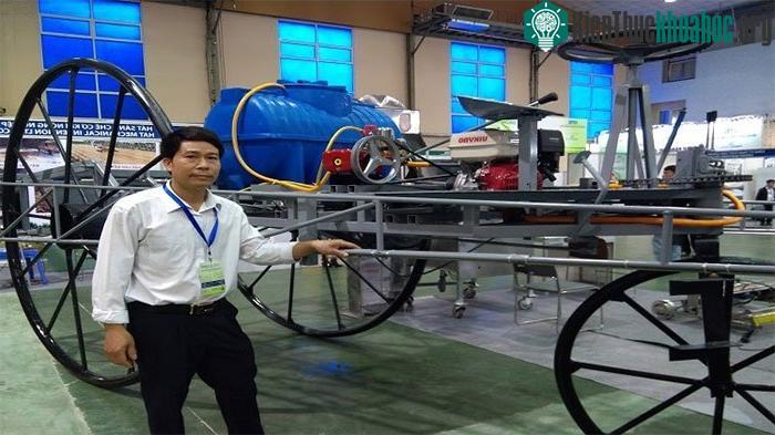 Ông Phạm Văn Hát bên chiếc máy phun thuốc trừ sâu.