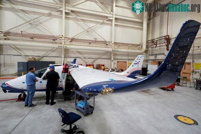 Máy bay X-57 Maxwell tại trung tâm nghiên cứu của NASA ở California. (Ảnh: NASA).