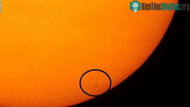 Hình ảnh Sao Thủy (chấm đen trong vòng tròn) đi ngang qua Mặt trời do NASA ghi lại ngày 11/11/2019.