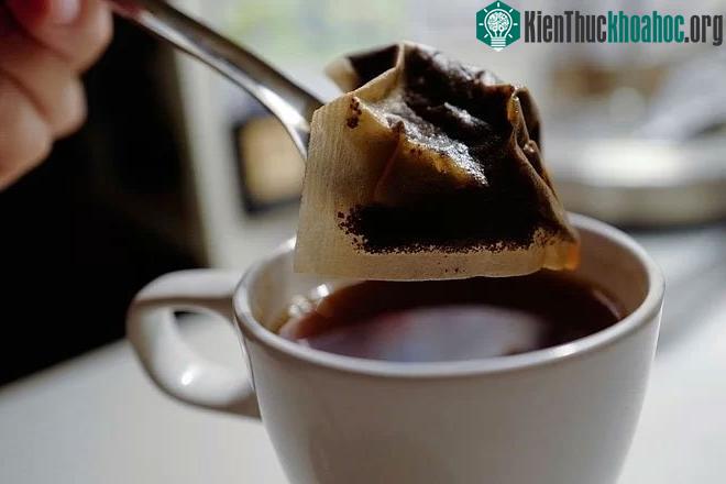 Một túi lọc trà nhựa chứa hàng tỷ hạt vi nhựa.