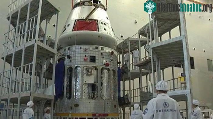 Tàu vũ trụ mới gồm khoang chở người (trên) và khoang thiết bị (dưới, hình trụ tròn).
