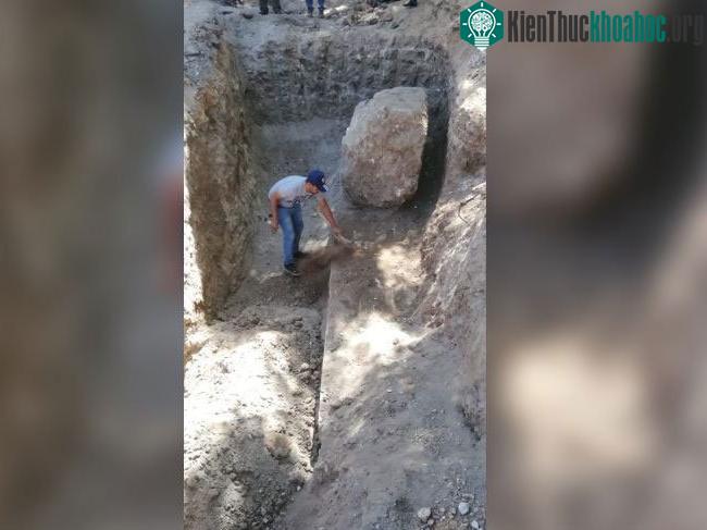 Các nhà khoa học đang làm việc tại khu vực khai quật