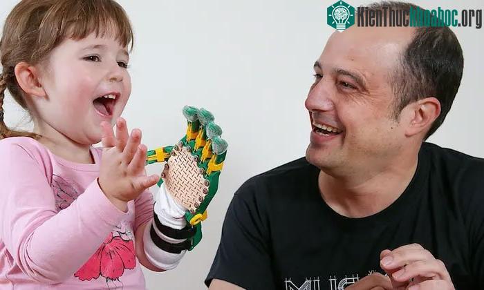 Cánh tay giả mà Mat Bowtell làm ra hoàn toàn có thể cử động linh hoạt, không khác gì bàn tay thật.