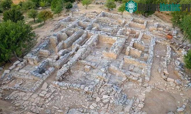 Phần còn lại của lâu đài hai tầng Zominthos trên đảo Crete.