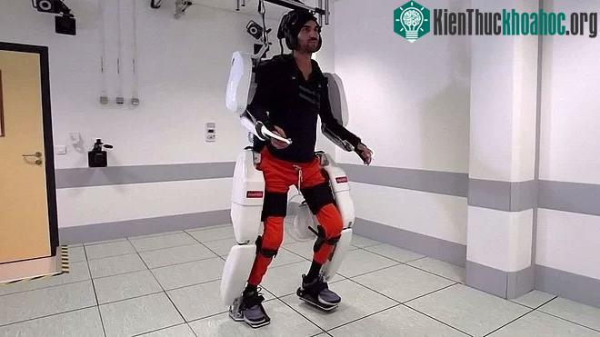 Thibault trong bộ trang phục robot.