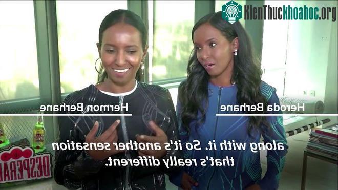 Cặp song sinh bị khiếm thính Berhane rất hào hứng với chiếc áo khoác đặc biệt.