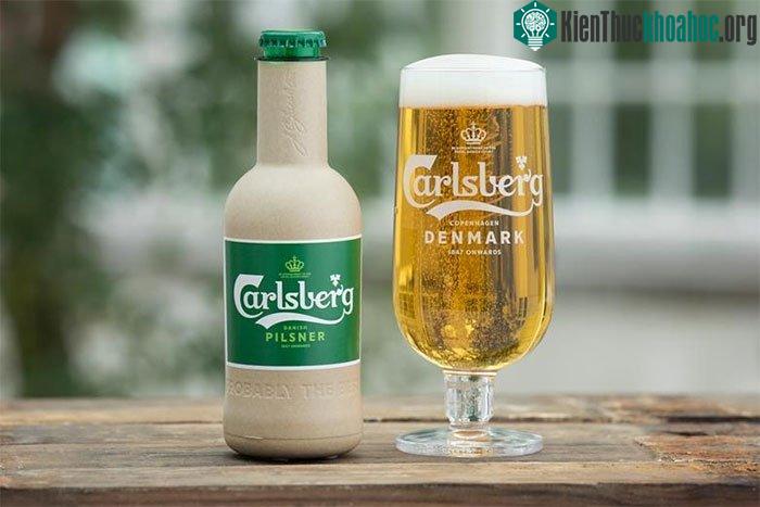 Chai bia giấy đầu tiên trên thế giới được làm từ sợi gỗ có nguồn gốc bền vững.
