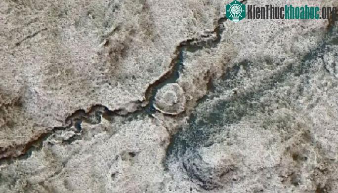 Một ngôi nhà tròn thời trung cổ lộ diện bên dòng suối