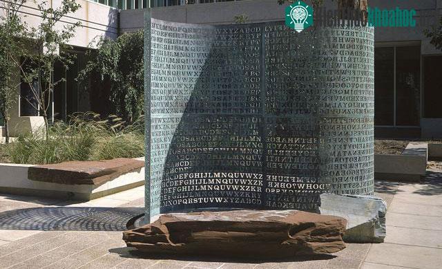 Câu đố Kryptos đặt trước trụ sở của CIA.