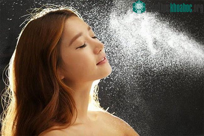 Làn da cần được dưỡng ẩm để luôn khỏe mạnh, láng mịn và tươi trẻ dài lâu.